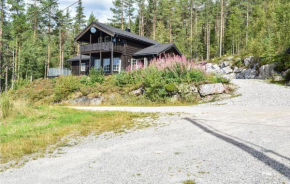 Stunning home in Kvinlog with 4 Bedrooms